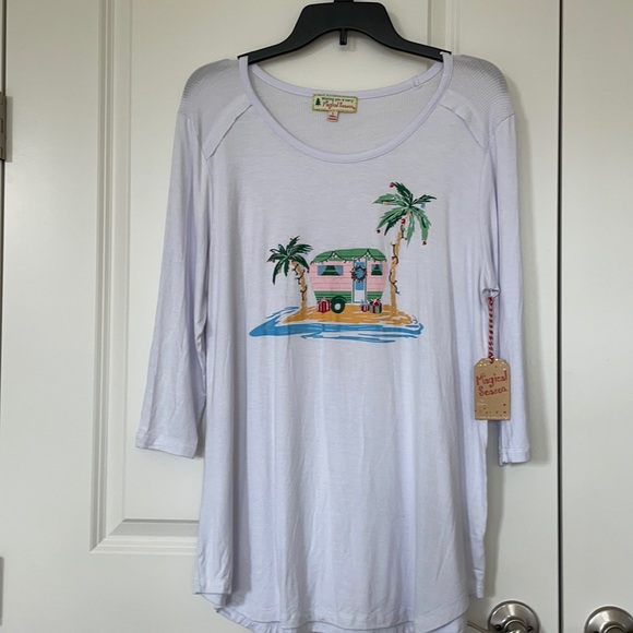 NWT Magical Season Christmas Tee 🌴🎁 - Picture 1 of 5